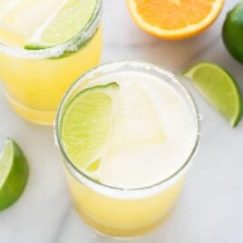 This is the BEST Skinny Margarita! Made simply with just fresh juices, agave, and tequila. All of the refreshing margarita flavor for less calories! @wellplated